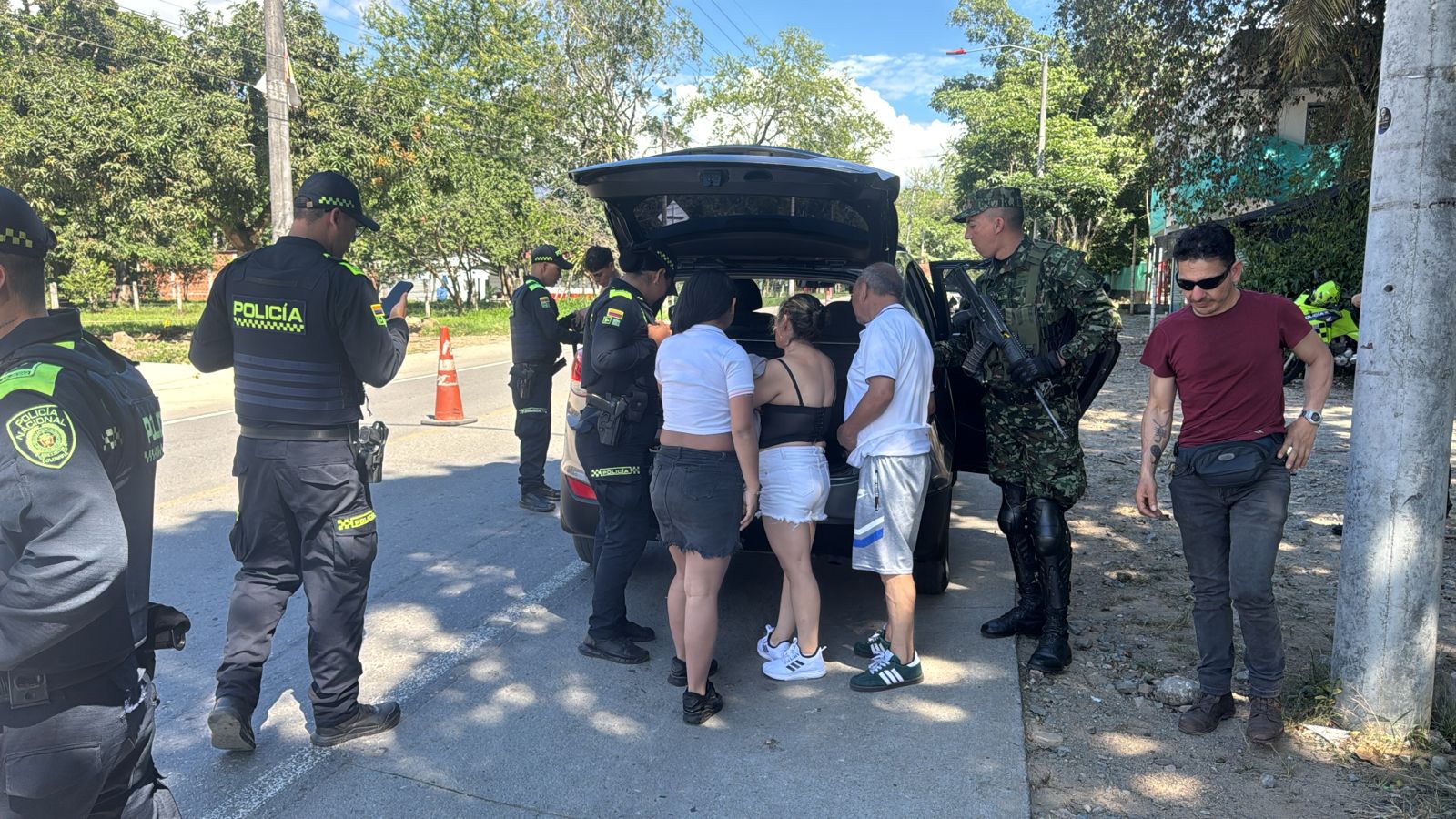 Ejército y Policía refuerzan la seguridad vial en el Tolima durante el ...