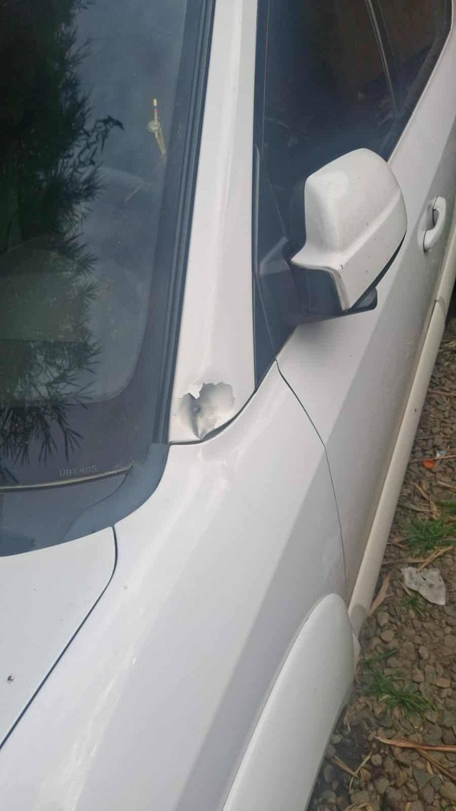 Impacto de bala vehículo en la vía que conduce de Olaya a Chaparral en el Tolima