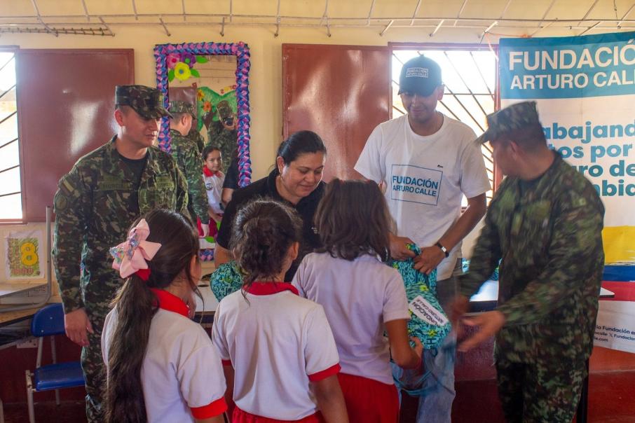 Ejército Nacional entregó kits escolares en el norte del Tolima
