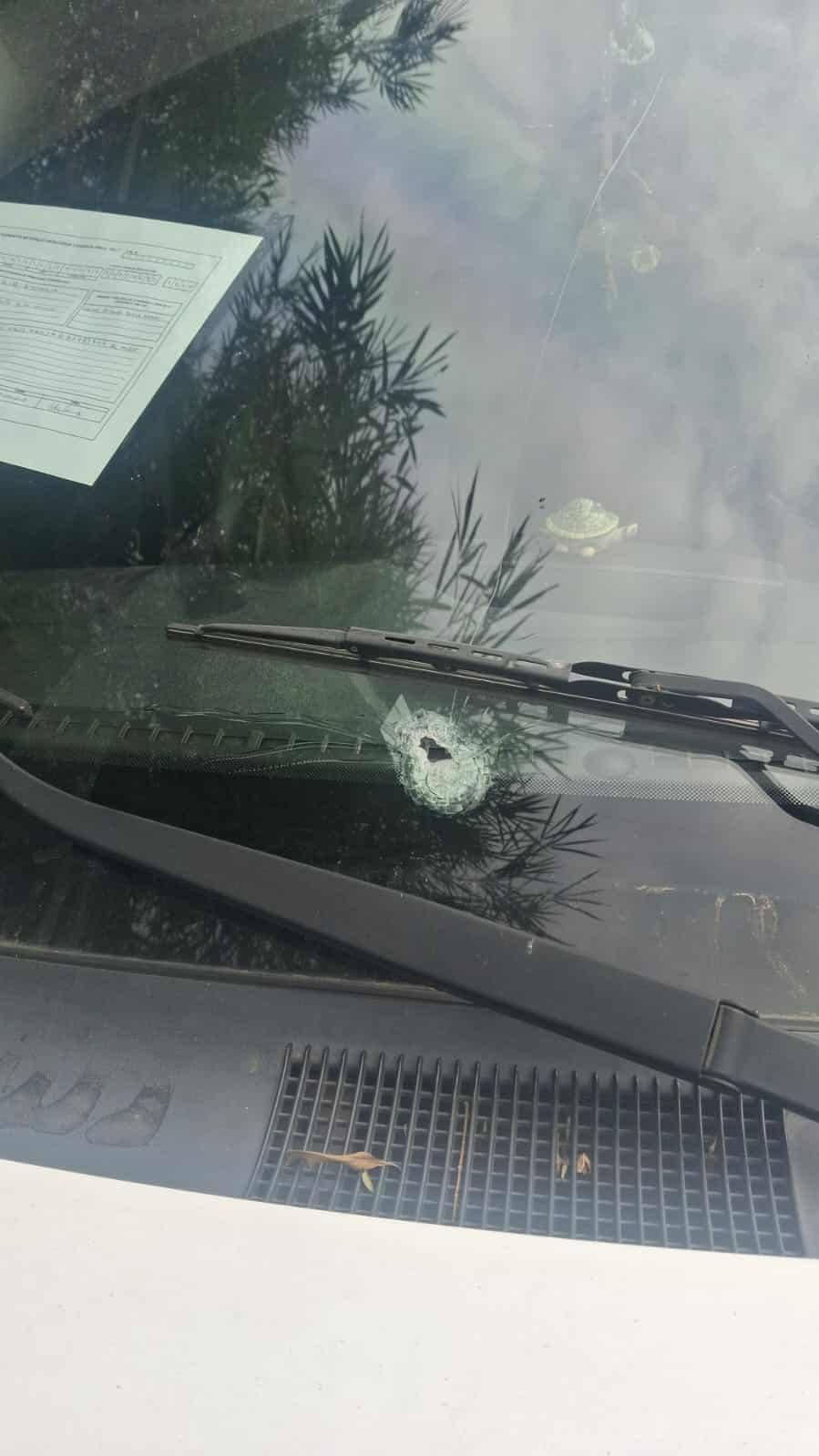 Impacto de bala vehículo en la vía que conduce de Olaya a Chaparral en el Tolima