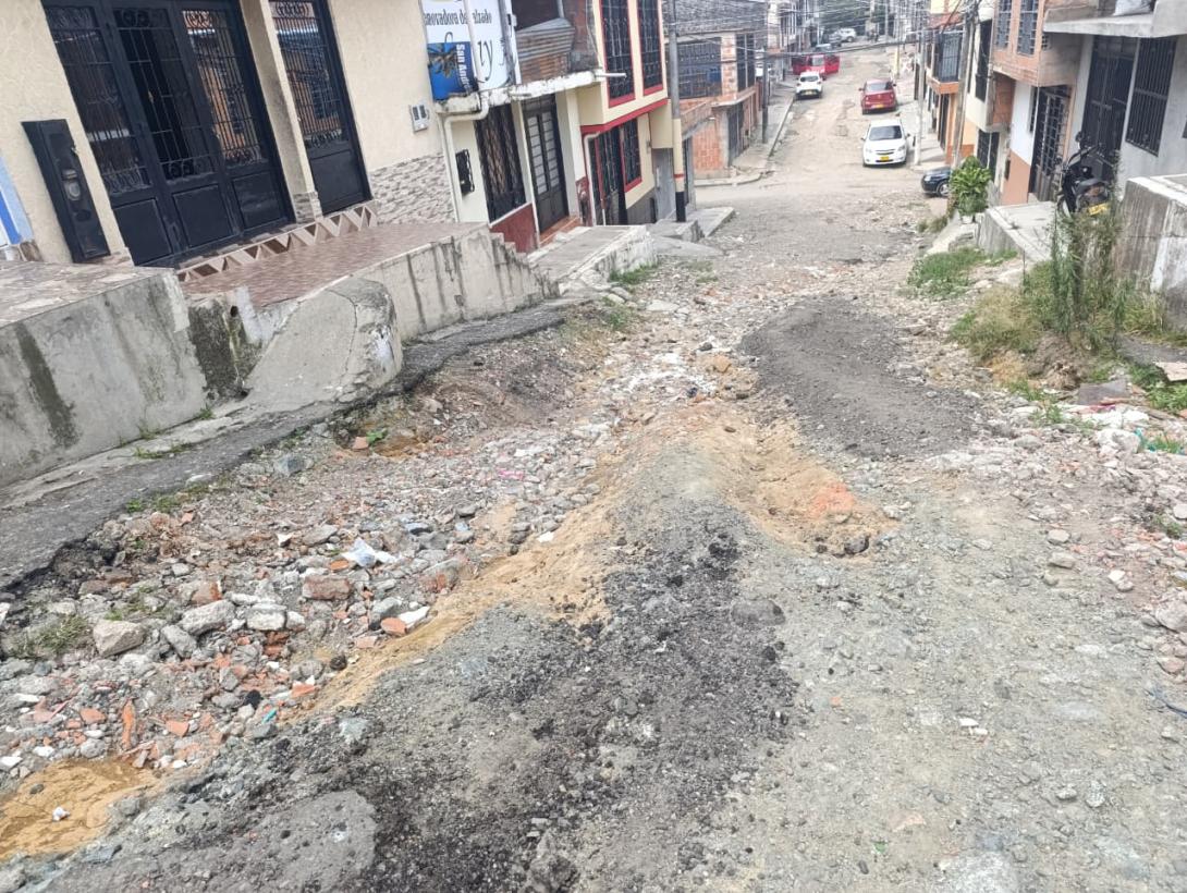 Calle con mayor daños en el sector.