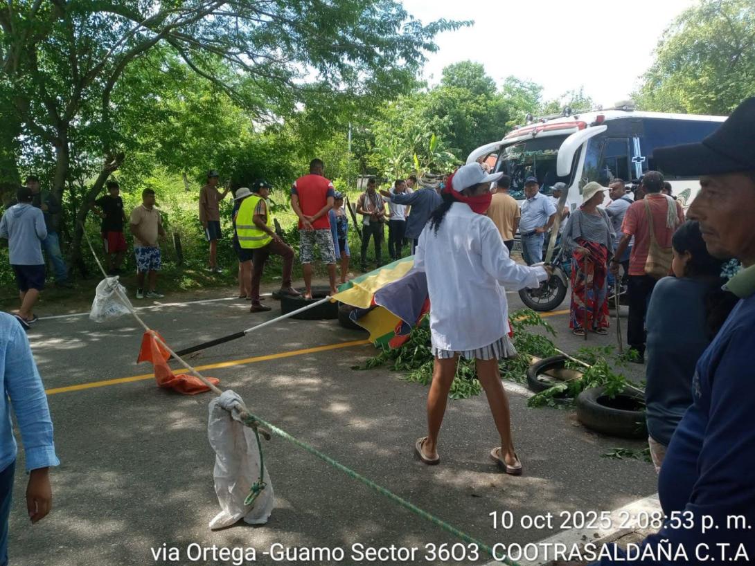 La comunidad bloque la carretera