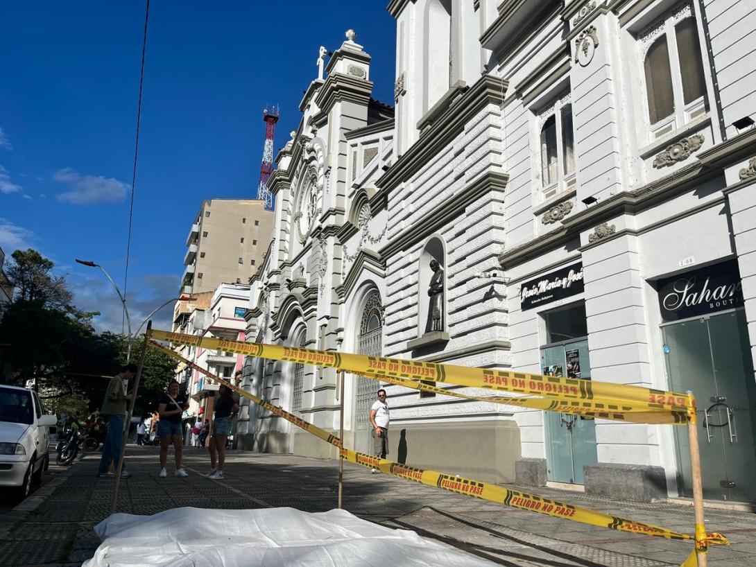 En el lugar ya hay avances cerca de la fachada.