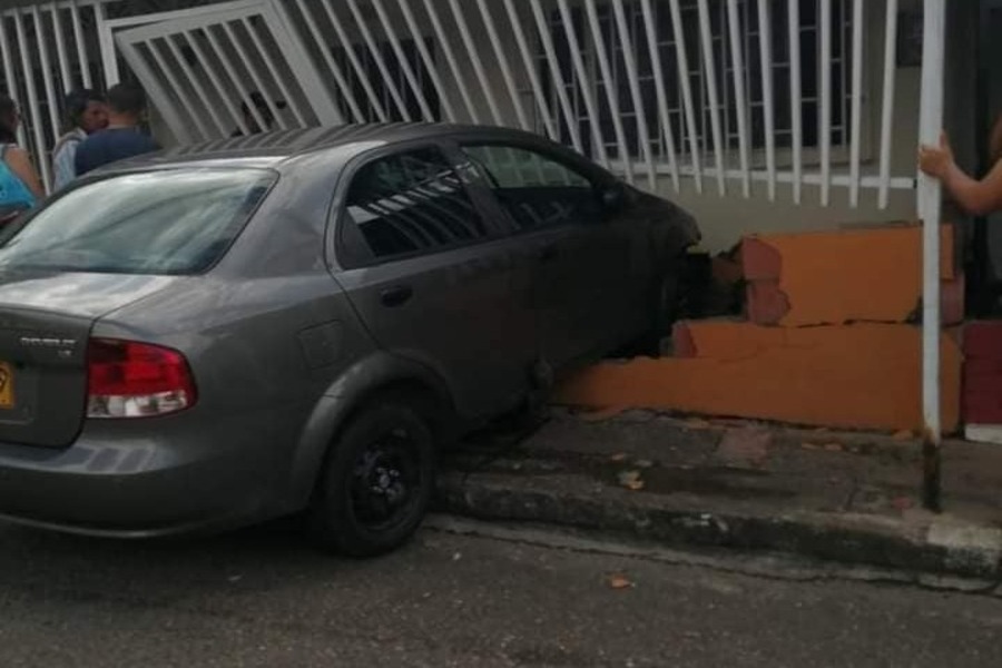 Perdió el control y se fue de frente contra una casa