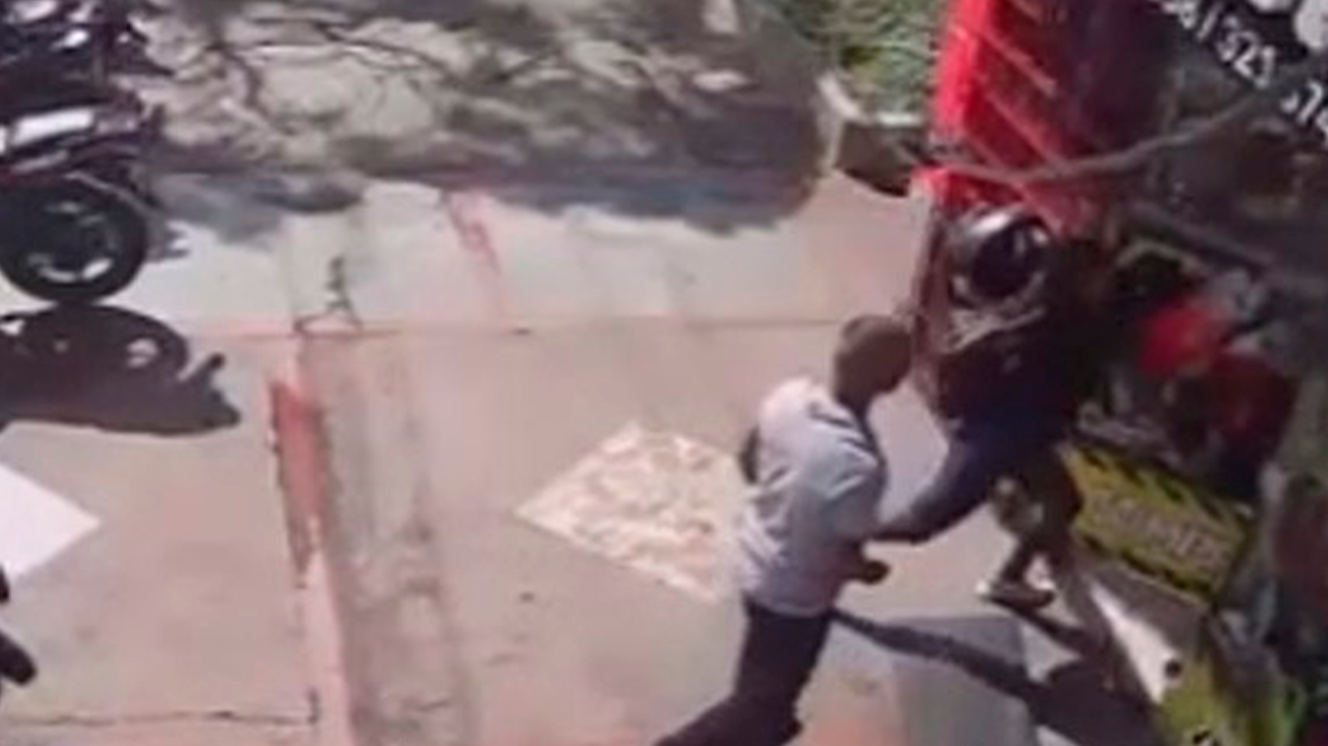 Video: empleada le pegó tremenda golpiza a su jefe en un local ...