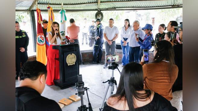 Gobernadora del Tolima en reunión 