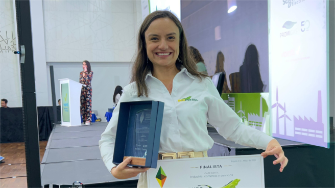 María Fernanda Arango, gerente de Gestión Energética de Ecopetrol recibió el premio en representación de la empresa.