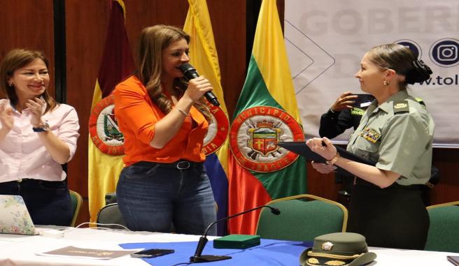 Adriana Magali Matiz con coronel Sandra Rodríguez 2024 mayo 11