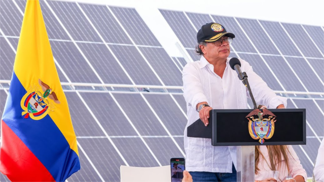 El jefe de Estado dijo en la entrega de un parque solar que, al parecer, los mandatarios locales trabajan para Air-e o Afinia