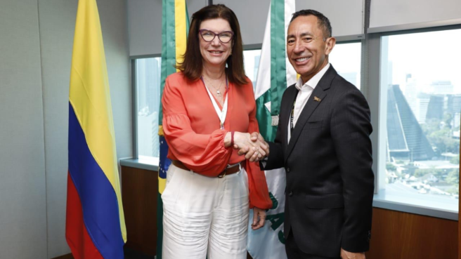 El presidente de Ecopetrol, Ricardo Roa con la CEO de Petrobras, Magda Chambriard.