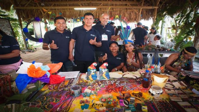 Se destaca la participación de un 20 % de graduados pertenecientes a las comunidades indígenas Achagua, Cocama, Embera Eyabida, Kuna, Miraña, Murui, Páez, Tikuna y Zenú.