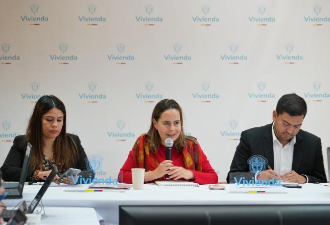 De izq a der: Aydeé Marsiglia Bello, Viceministra de Vivienda; Helga María Rivas Ardila, Ministra de Vivienda, Ciudad y Territorio; y Edward Libreros Mamby, Viceministro de Agua y Saneamiento Básico.