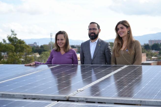 Helga Díaz, MinVivienda, Andrés Camacho, MinEnergía yKLaura Roa, FNA