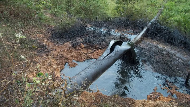 Accioes de cotrol del derrame de crudo adelanta Ecopetrol en la zona del atentado.