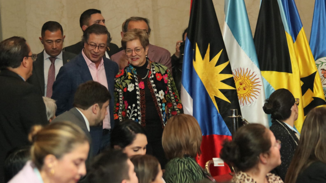 El presidente Gustavo Petro y la ministra Gloria Ramírez en la clausura del Congreso Latinoamericano de Ministros de Trabajo.