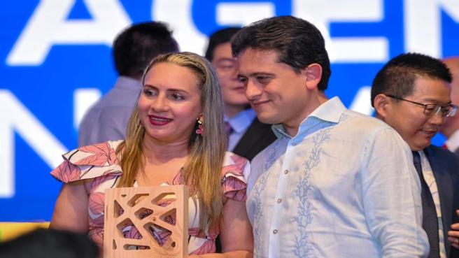 El ministro de Comercio, Industria y Turismo, Luis Carlos Reyes Hernández, felicitó a la alcaldesa del municipio de Jardín, Antioquia, que fue galardonado este año como uno de los Mejores Pueblos para el turismo rural en el mundo.