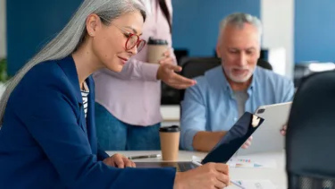 La economía plateada, definida como aquella que atiende a personas mayores de 50 años, es actualmente uno de los sectores de mayor crecimiento global.