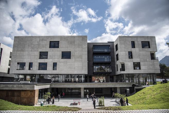 La Universidad no yienje control para el ingresi al campus lo que pone en problemas la vigilancia del campus.