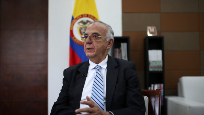 Iván Velásquez, presentó renuncia irrevocable al Ministerio de Defensa.,