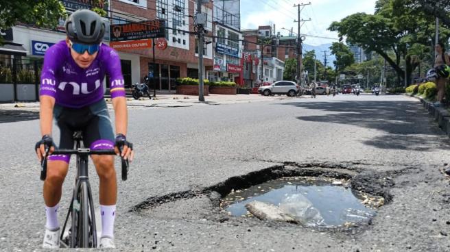 Ciclista tolimense Camilo Ardila y un hueco en la carrera Quinta entre calle 37 y 38.