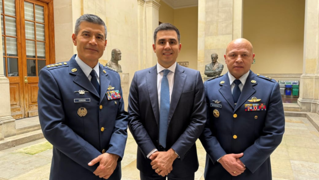 General Luis Carlos Cordoba Avendaño, Comandante Fuerza Aeroespacial Colombiana, Representante por el Putumayo Carlos Ardila, Brigadier General Edgar Alexander Salamanca Rodríguez, jefe de la jefatura de educación aeronáutica y espacial.