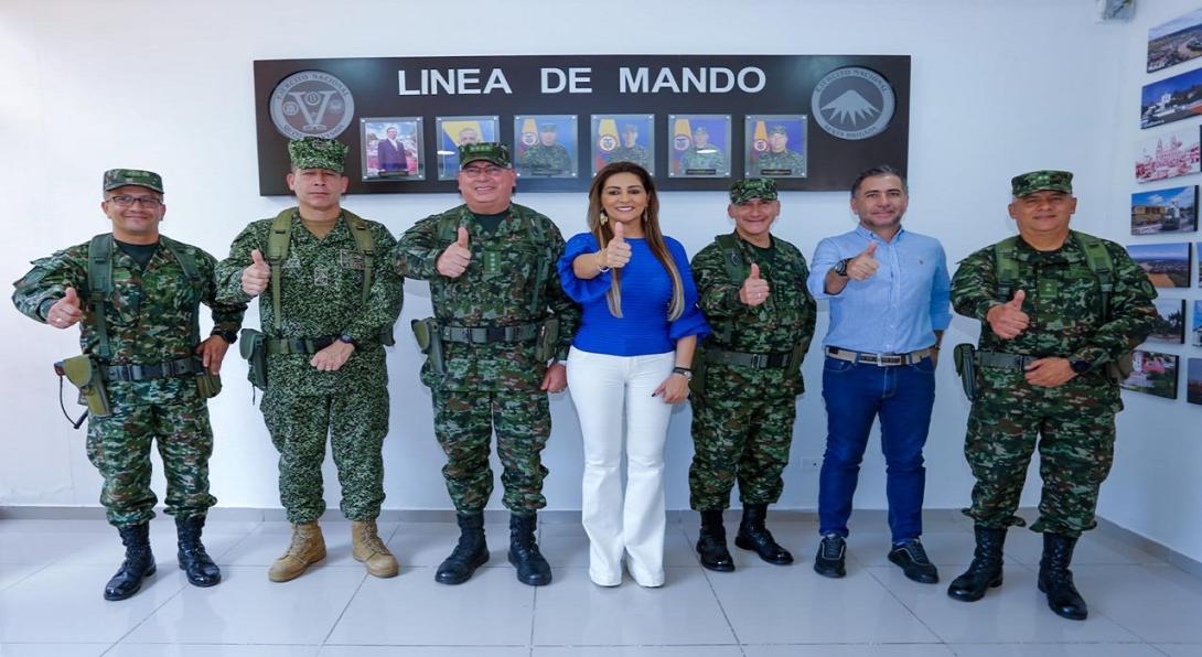 Adriana Magali Matiz con comandante de las Fuerzas Militares