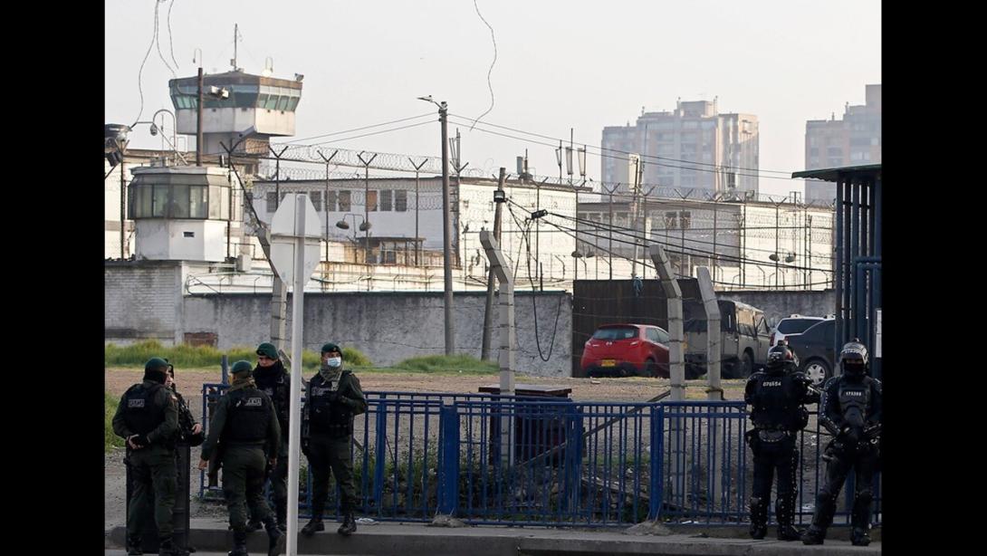 Operativos de las autoridades se realizan al interior de la cárcel La Modelo de Bogotá.