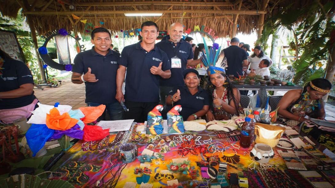 Se destaca la participación de un 20 % de graduados pertenecientes a las comunidades indígenas Achagua, Cocama, Embera Eyabida, Kuna, Miraña, Murui, Páez, Tikuna y Zenú.