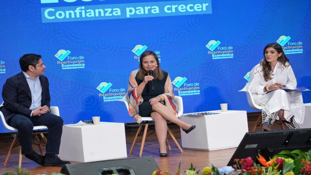 La ministra de Vivienda, Helga María Rivas, firmó el pacto ‘El Aporte del Hábitat a la Reactivación Económica’, con el presidente Ejecutivo de Camacol, Guillermo Herrera; la presidenta del Fondo Nacional Ahorro, Laura Milena Roa y el vicepresidente de Asobancaria, Carlos Alberto Ruiz. 