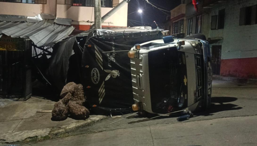 Camión volcado en el barrio El Arado