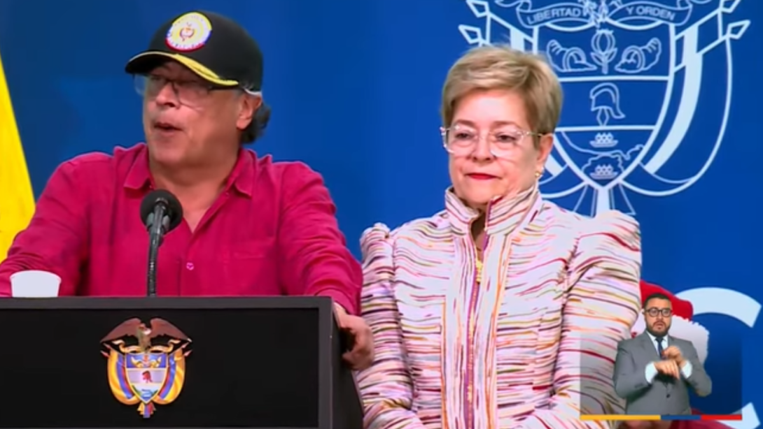 El presidente Gustavo Petro y la ministra de Trabajo Gloria Inés Ramírez anunciaron el aumento del salario mínimo para 2025 en 9,54 %.