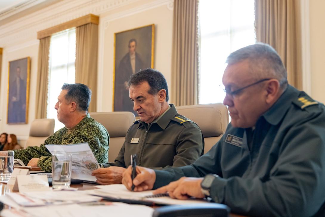 El mandatario se reunió este mediodía con altos mandos militares y varios ministros de su gabinete para tomar acciones frente a la ola de violencia que ya deja cerca de 40000 desplazados y más de 100 muertos en esa zona del Norte de Santander.