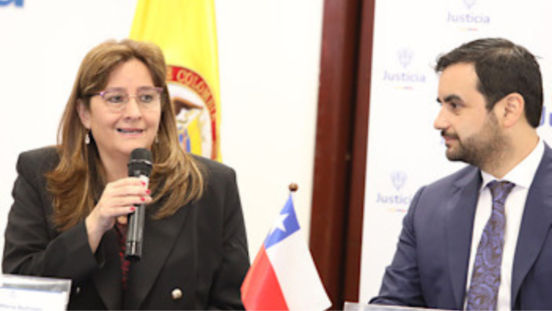 Ángela María Buttrago, ministra de Justicia de Colombia y su homólogo chileno  Jaime Eduardo Gajardo .