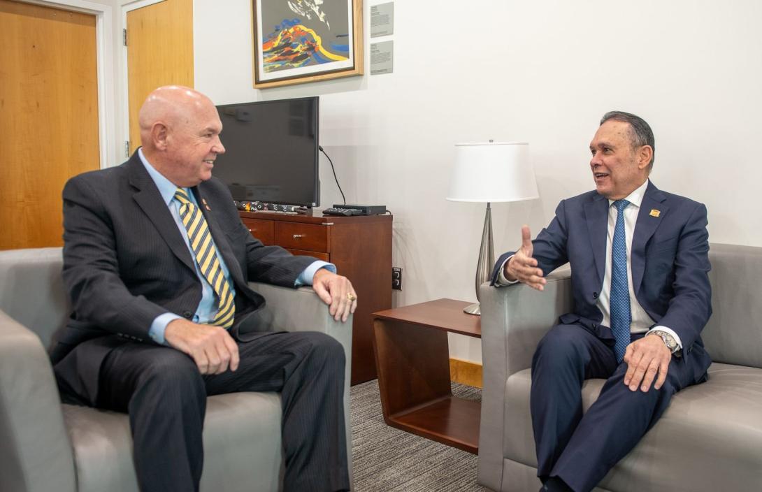 John MacNamara encargado de negocios de la embajada de Estados Unidos en Colombia y Efrain Cepeda, presidente del Senado.