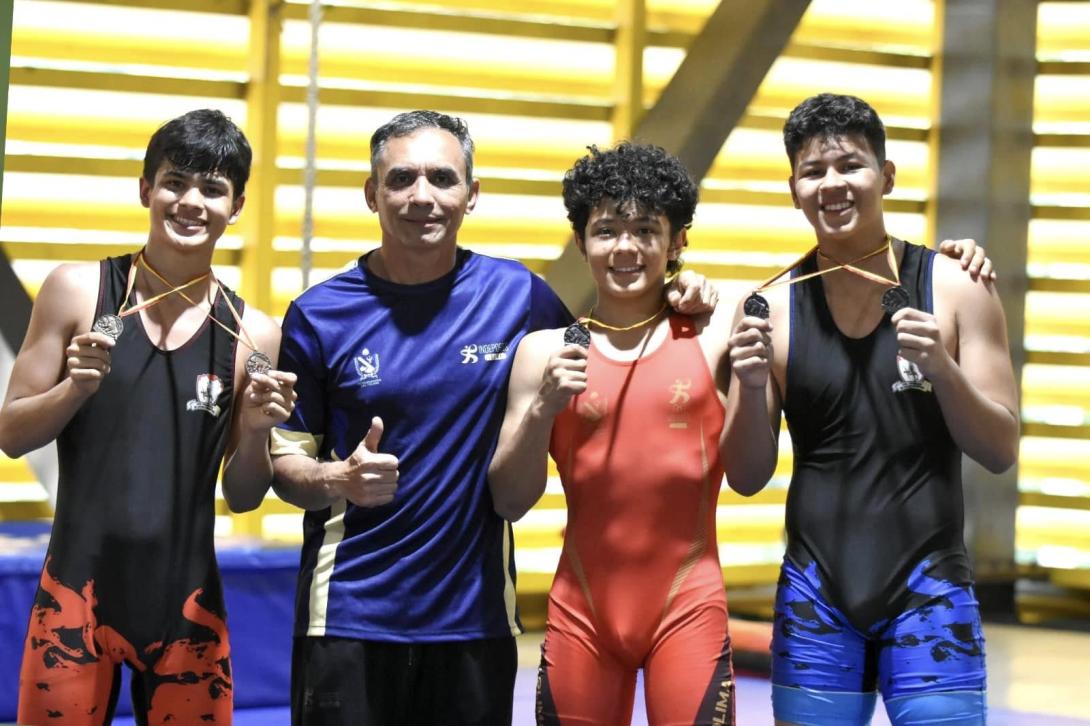 Luchadores tolimenses con sus medallas